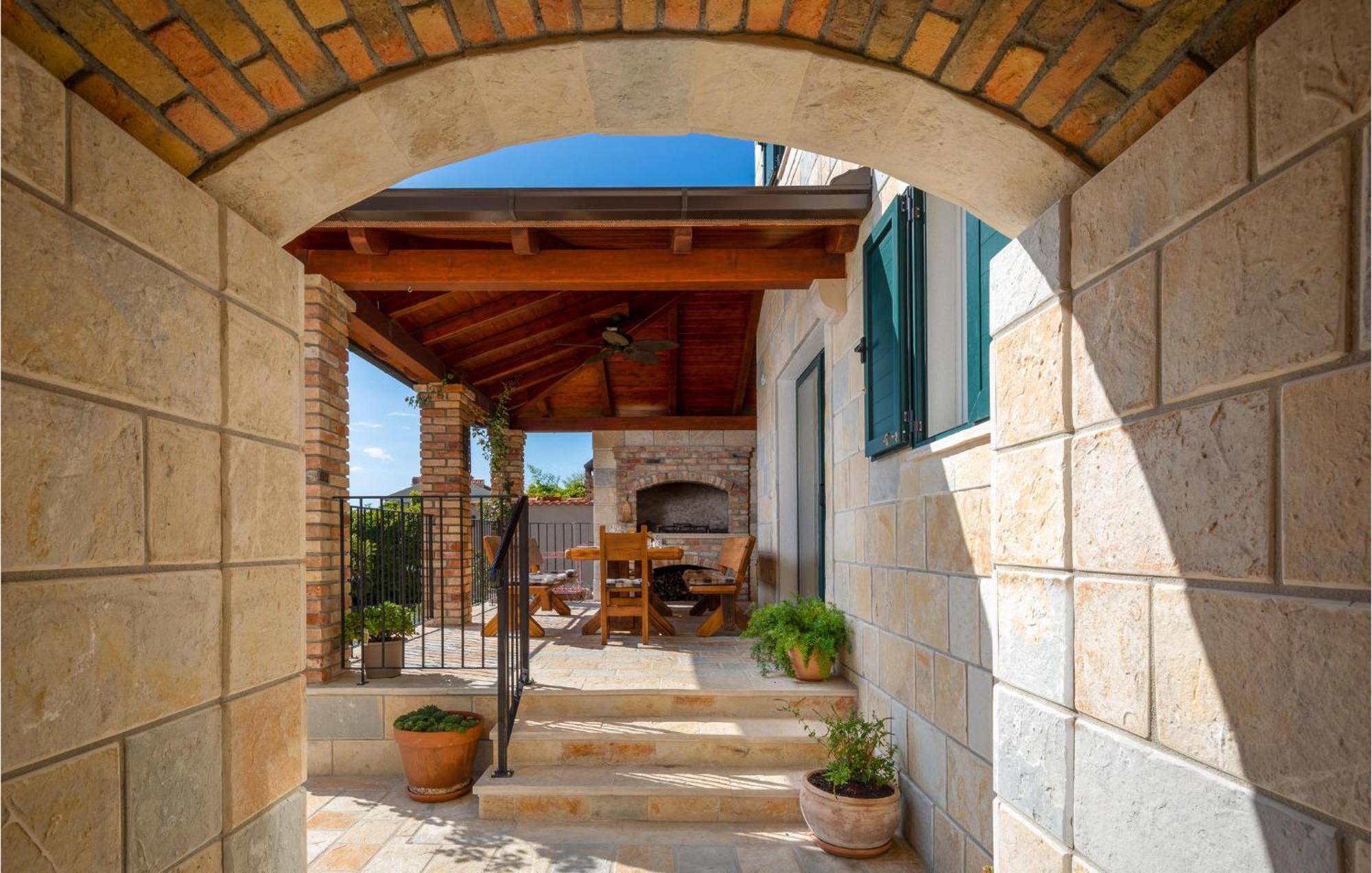 Cozy Home In Zrnovnica With Wifi Экстерьер фото