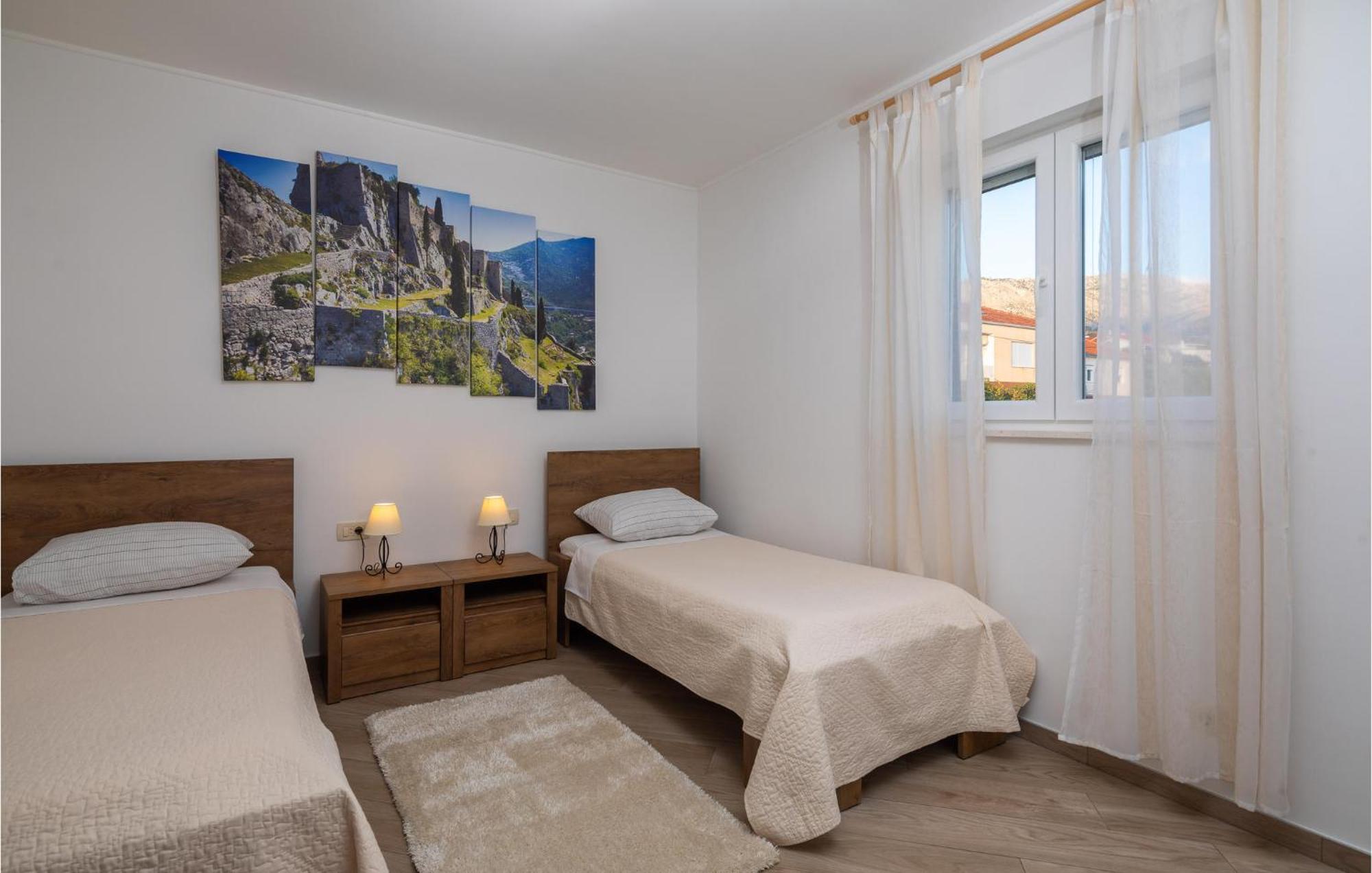 Cozy Home In Zrnovnica With Wifi Экстерьер фото