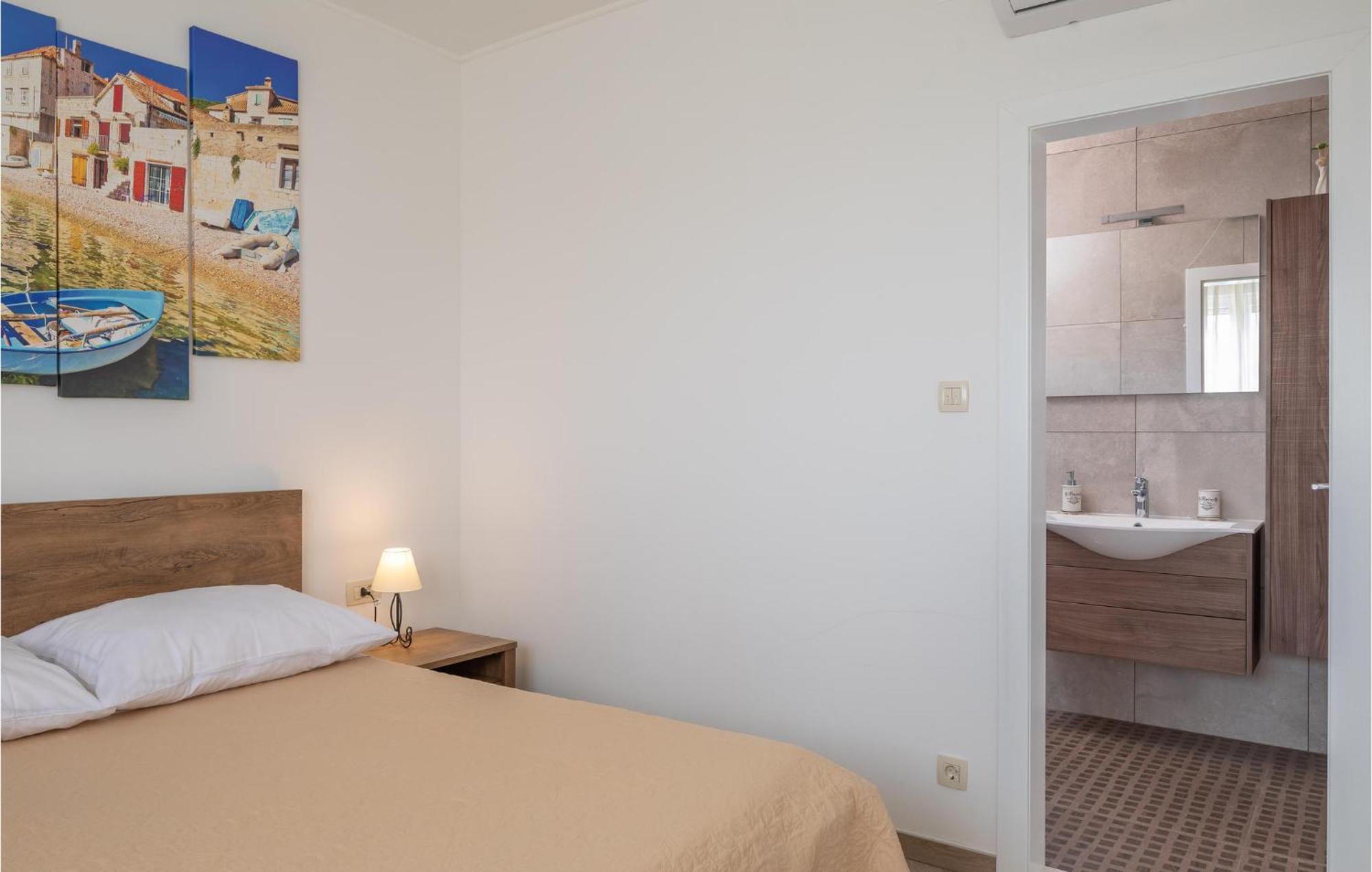 Cozy Home In Zrnovnica With Wifi Экстерьер фото