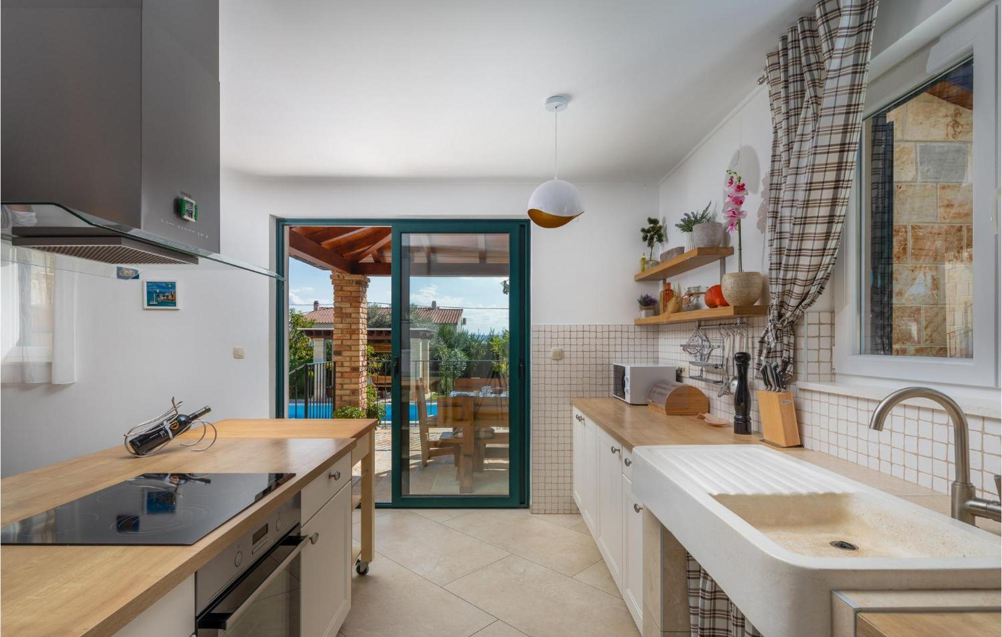 Cozy Home In Zrnovnica With Wifi Экстерьер фото