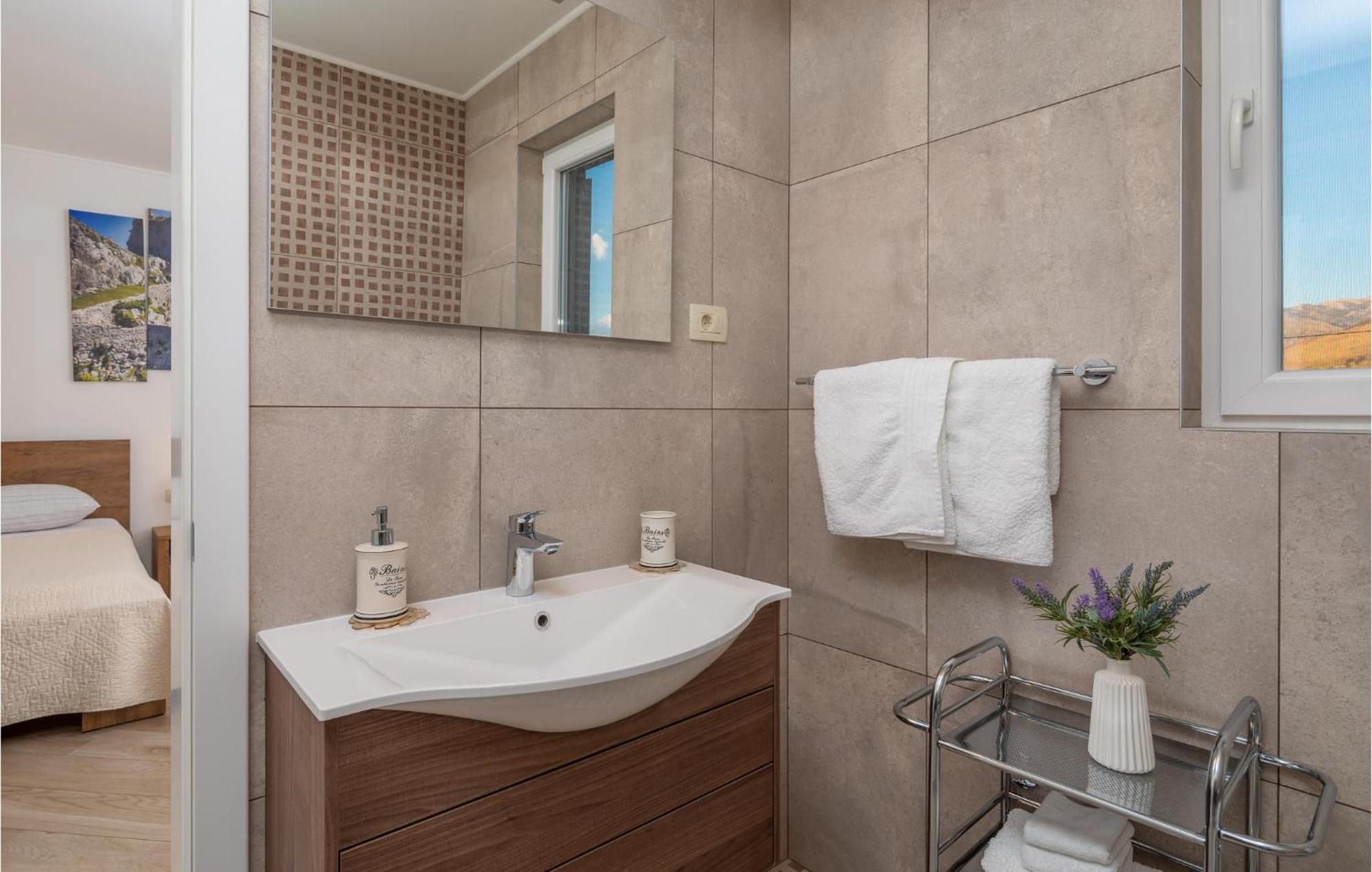 Cozy Home In Zrnovnica With Wifi Экстерьер фото