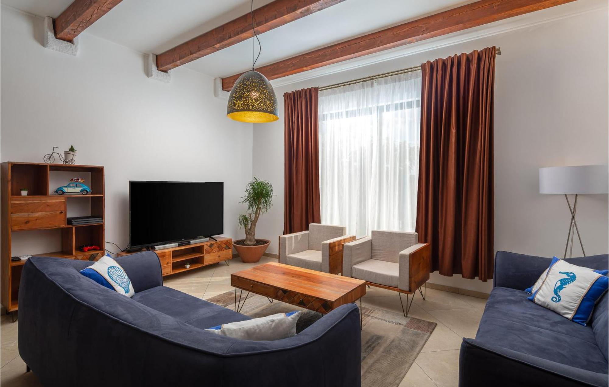 Cozy Home In Zrnovnica With Wifi Экстерьер фото