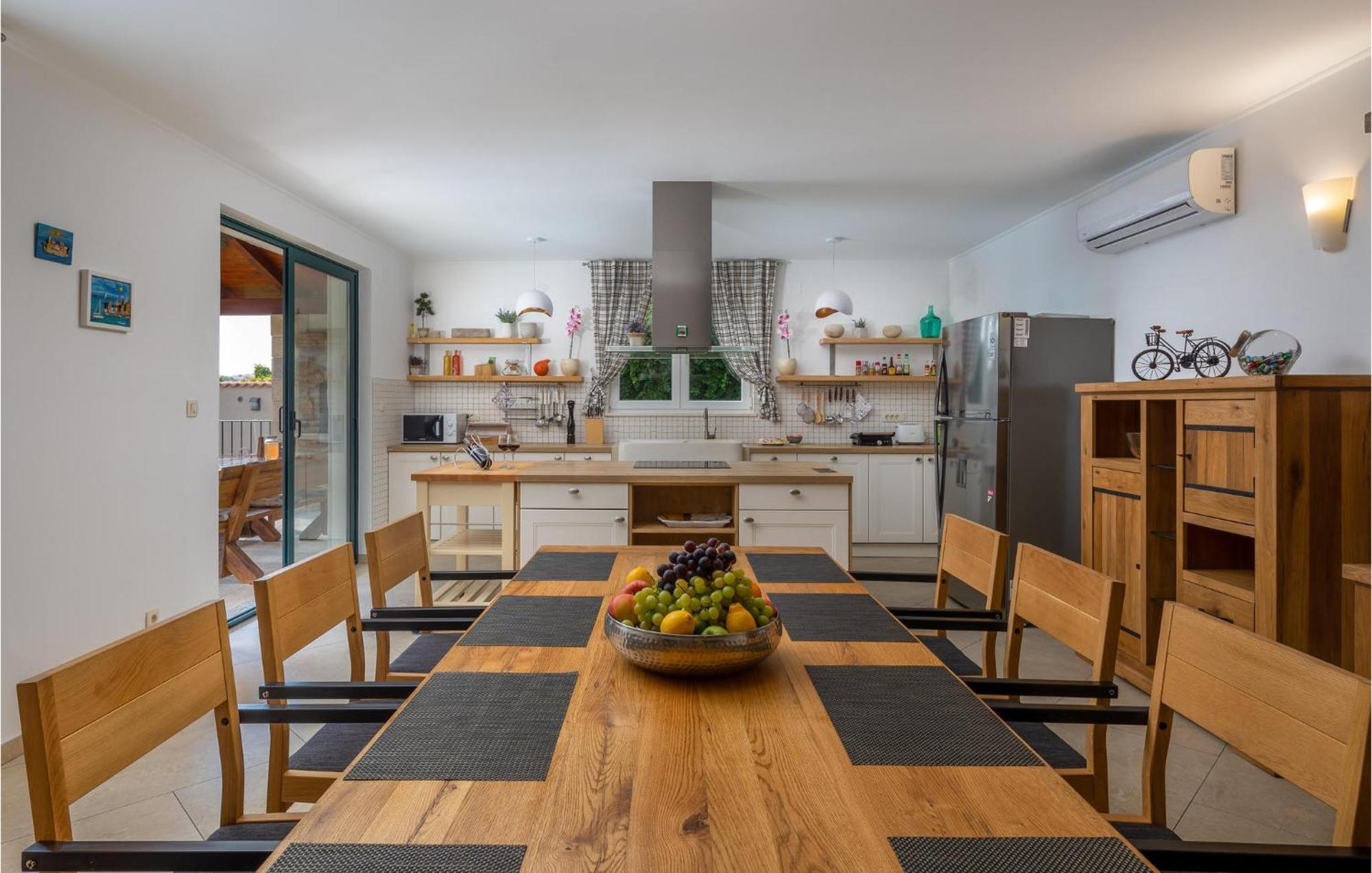 Cozy Home In Zrnovnica With Wifi Экстерьер фото