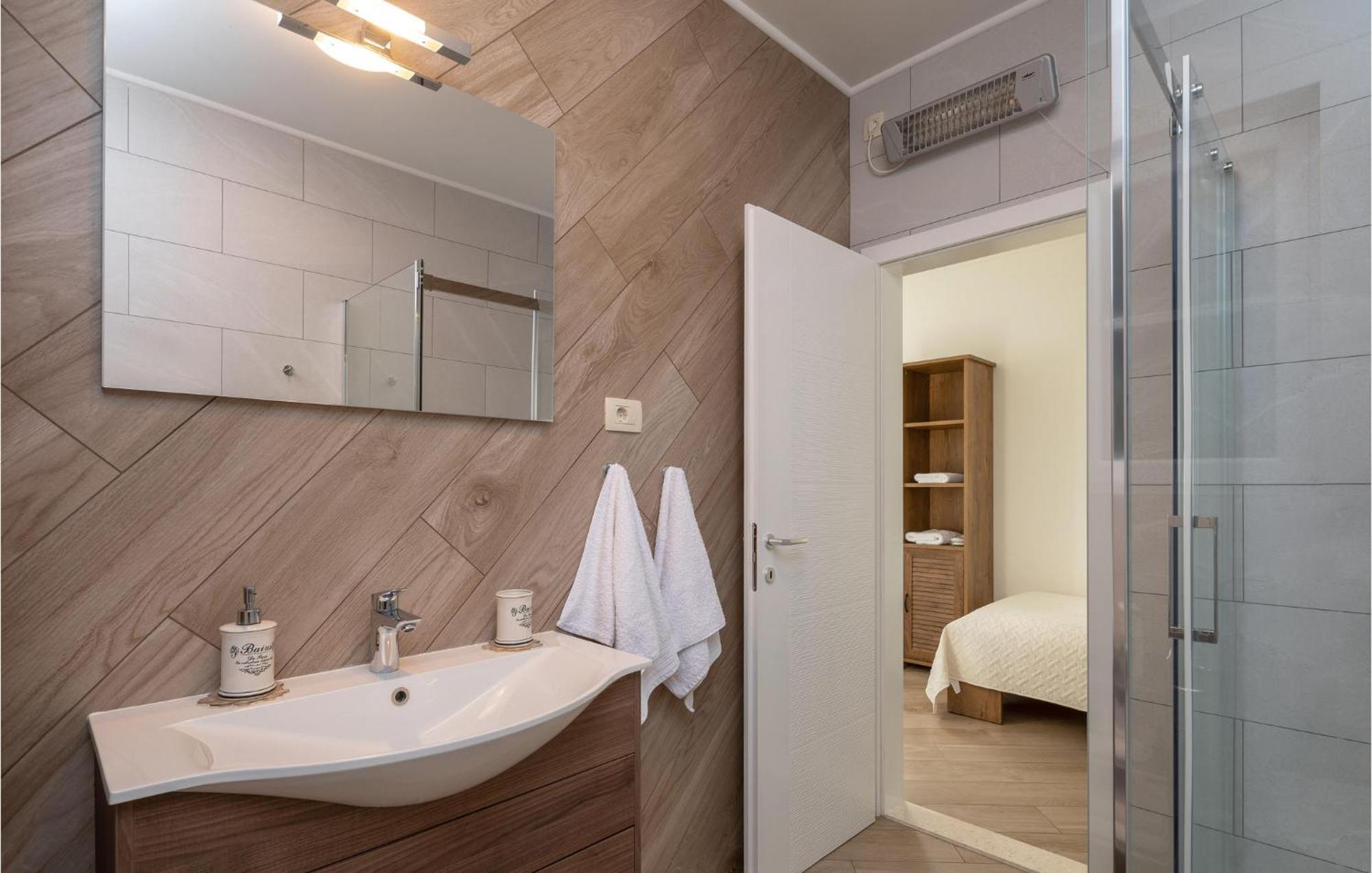 Cozy Home In Zrnovnica With Wifi Экстерьер фото