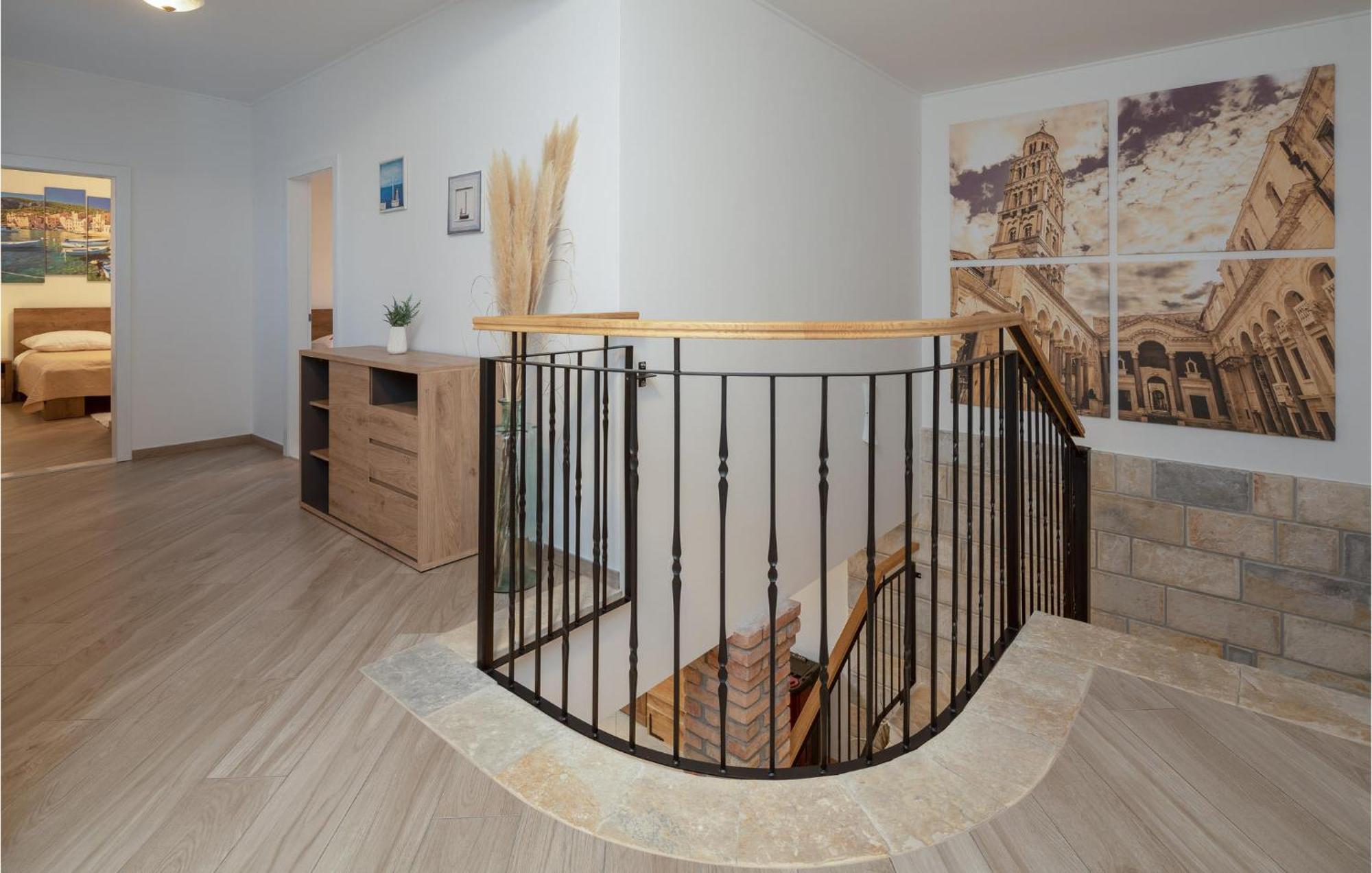 Cozy Home In Zrnovnica With Wifi Экстерьер фото