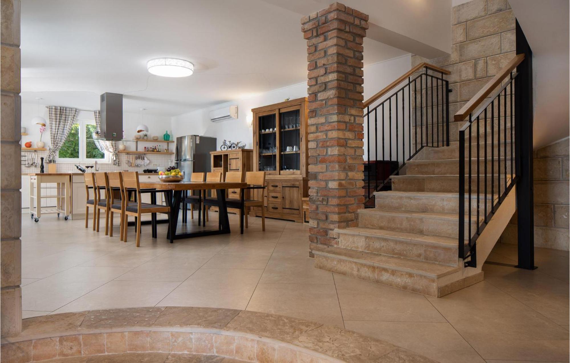 Cozy Home In Zrnovnica With Wifi Экстерьер фото