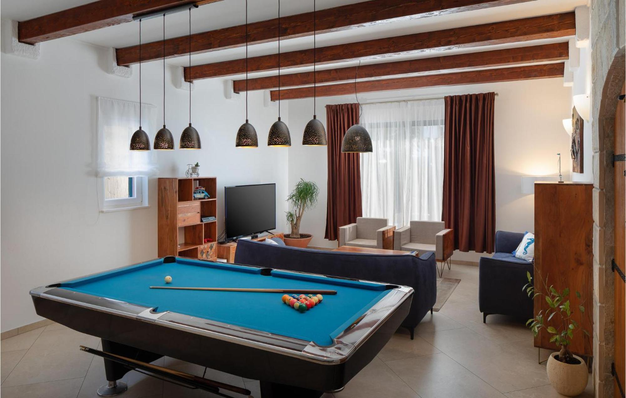 Cozy Home In Zrnovnica With Wifi Экстерьер фото
