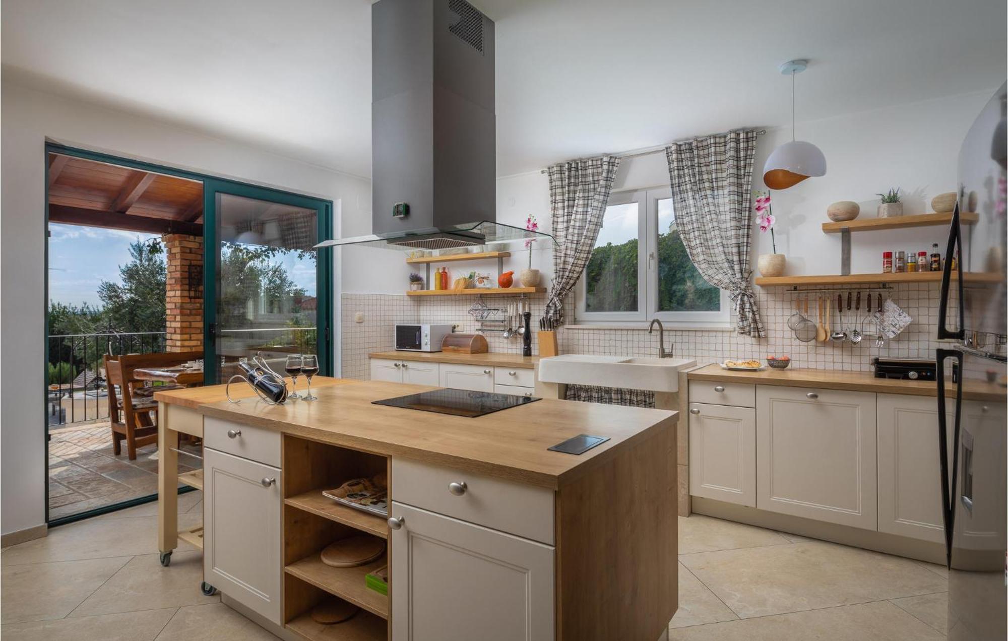 Cozy Home In Zrnovnica With Wifi Экстерьер фото
