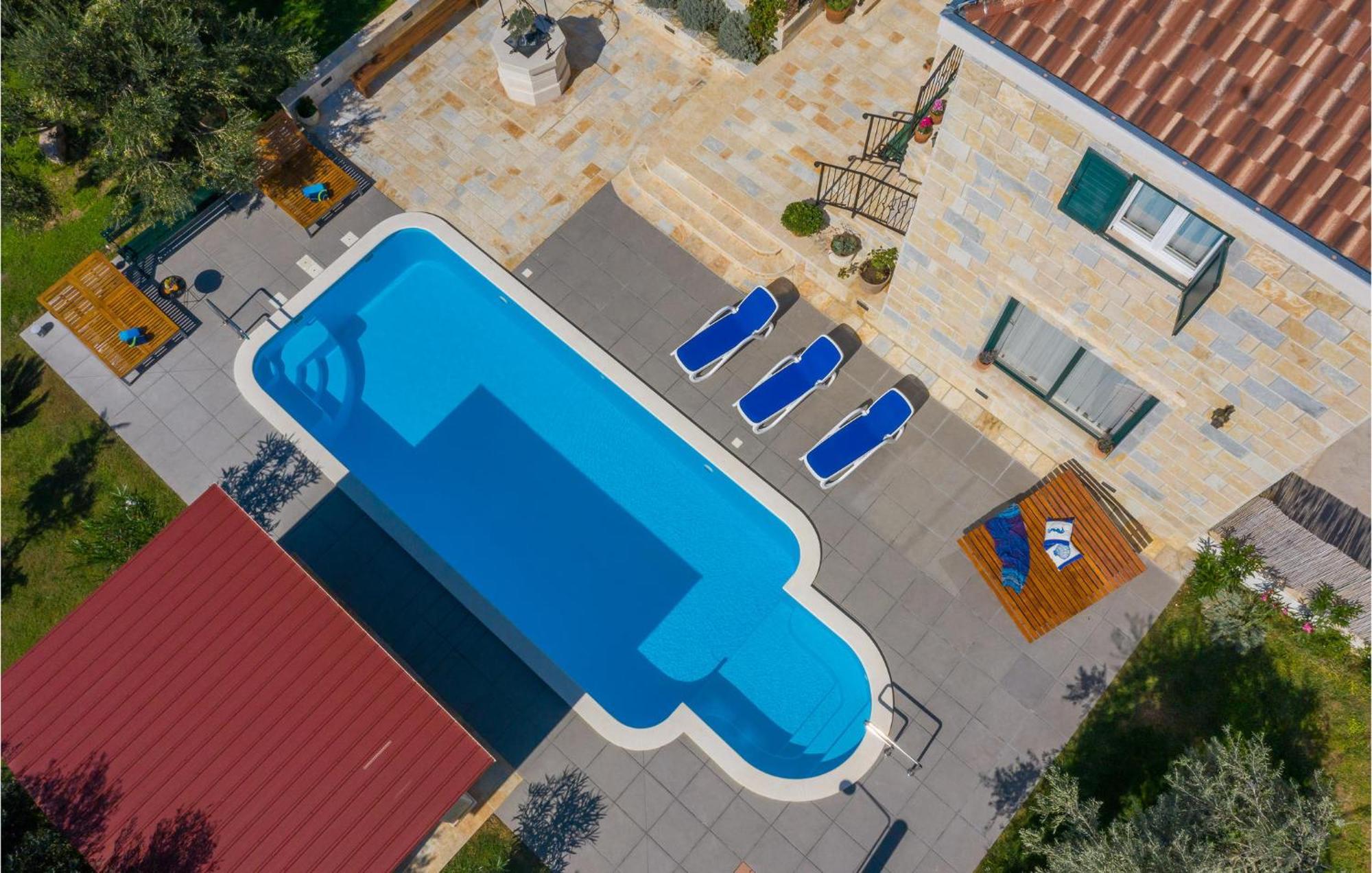 Cozy Home In Zrnovnica With Wifi Экстерьер фото