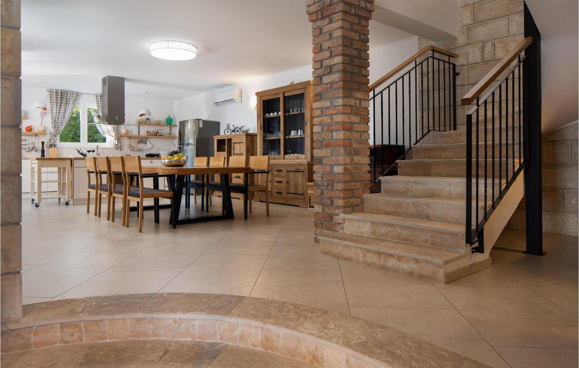 Cozy Home In Zrnovnica With Wifi Экстерьер фото